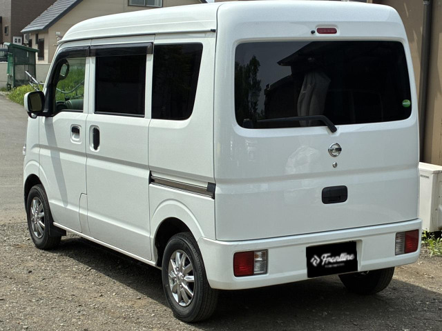 フルタイム4WD仕様の日産 NV100クリッパー リアビュー
