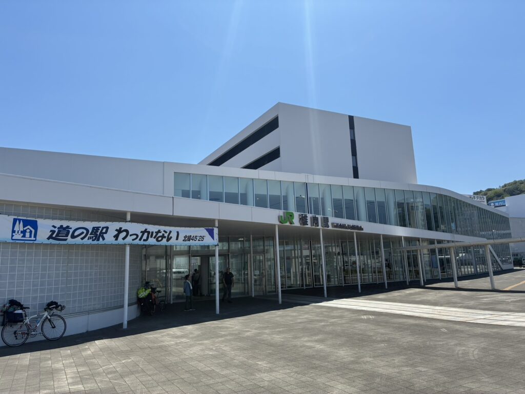 JR稚内駅。利尻島のお客様からご依頼いただいた車両を引き取るため訪れた際の様子