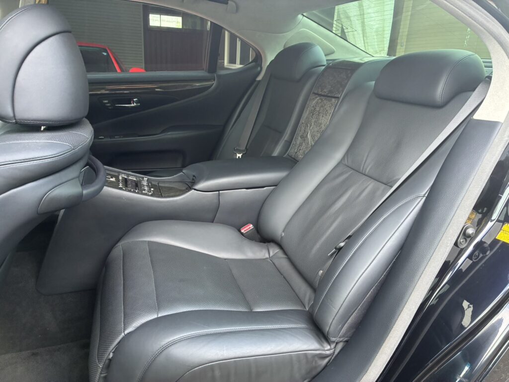 レクサス LS600hL 後席セパレートシート