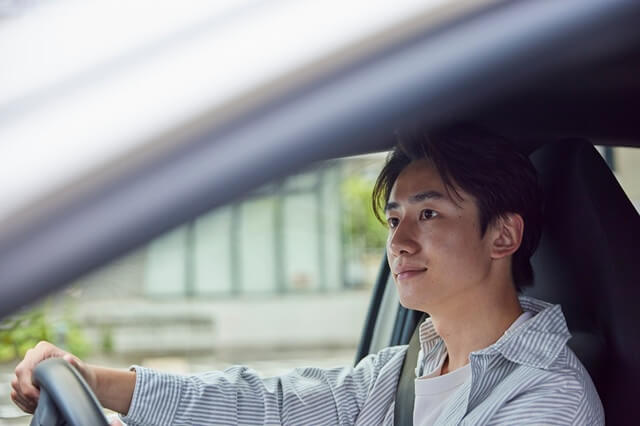 レンタカーを運転する男性