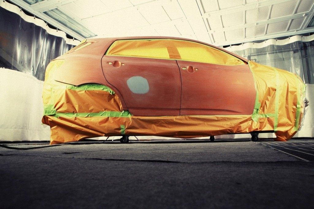 塗装ブースでマスキングされた車