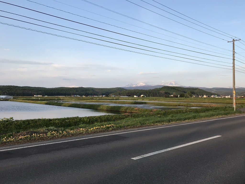 北海道の郊外を走る道路